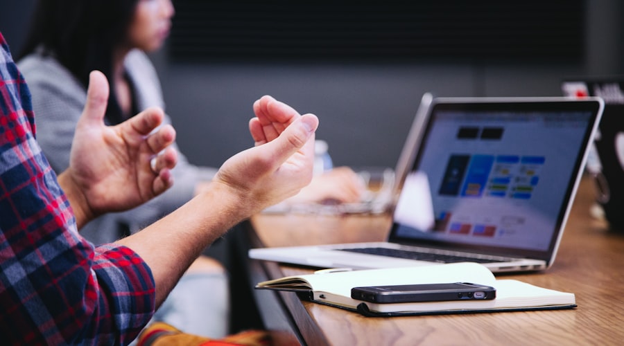 Equipe analisando plano de ação de riscos — PGR e GRO