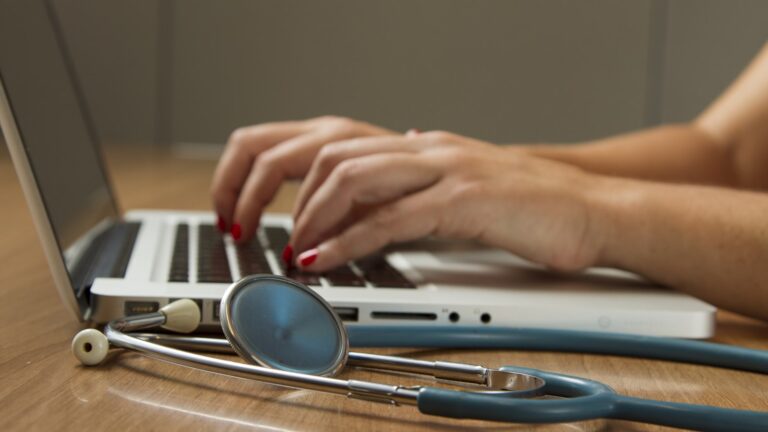 O que é PCMSO: Quem é Obrigado, Exames e Multas
