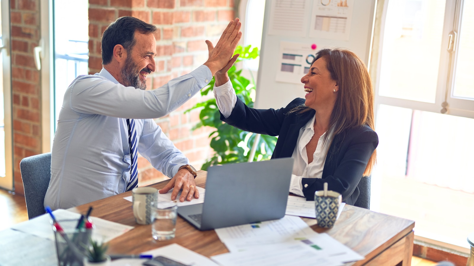 Representantes de empresa e empregados reunidos em comissão interna