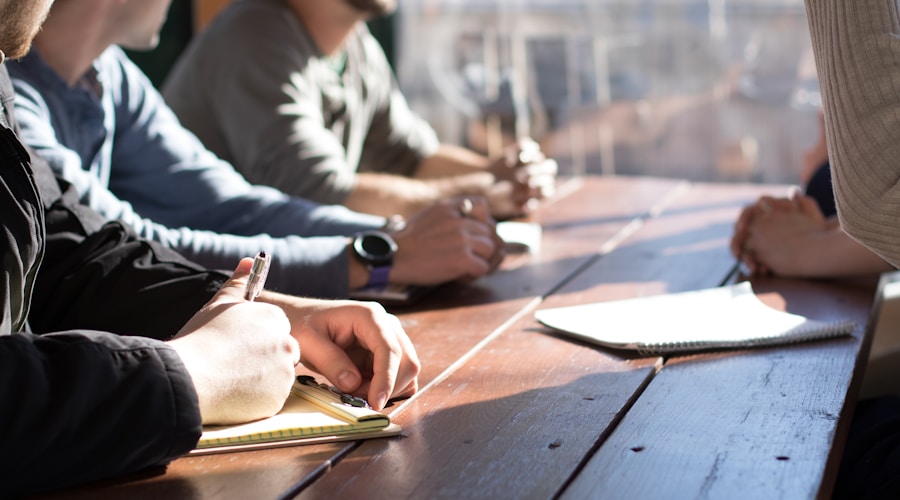 Equipe em treinamento sobre prevenção de acidentes e assédio no trabalho