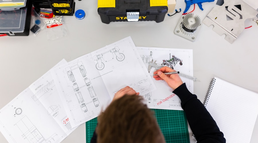 Engenheiro de segurança do trabalho avaliando condições do ambiente laboral
